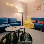Spacious & Comfy Home In West Midlands - Sleeps 8, Free Parking, Wifi, Netflix, Prime Location, Ideal For Contractors, Business, Groups, Travellers, Families And Relocators