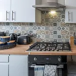Spacious & Comfy Home In West Midlands - Sleeps 8, Free Parking, Wifi, Netflix, Prime Location, Ideal For Contractors, Business, Groups, Travellers, Families And Relocators