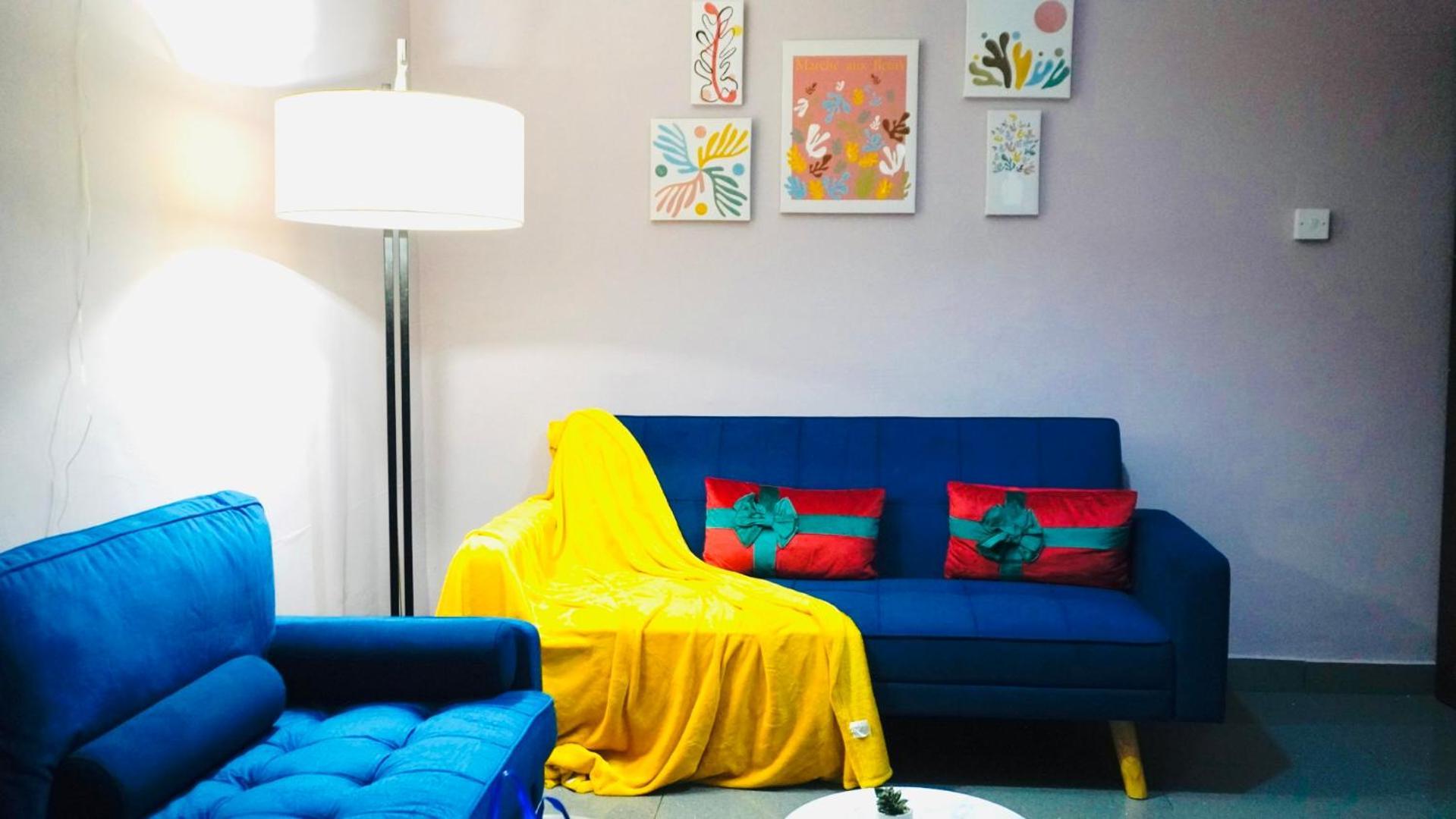 Spacious & Comfy In West Midlands - Sleeps 8, Free Parking, Wifi, Netflix, Prime Location, Ideal For Contractors, Business, Groups, Travellers, Families And Relocators *