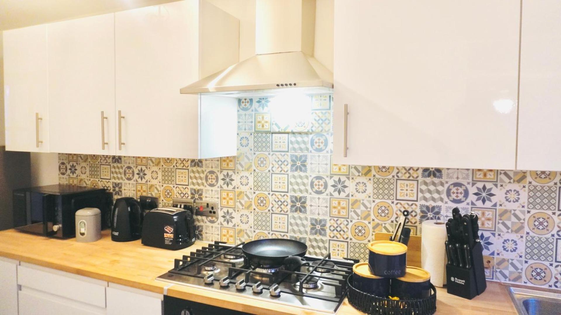 Holiday home Spacious & Comfy In West Midlands - Sleeps 8, Free Parking, Wifi, Netflix, Prime Location, Ideal For Contractors, Business, Groups, Travellers, Families And Relocators *