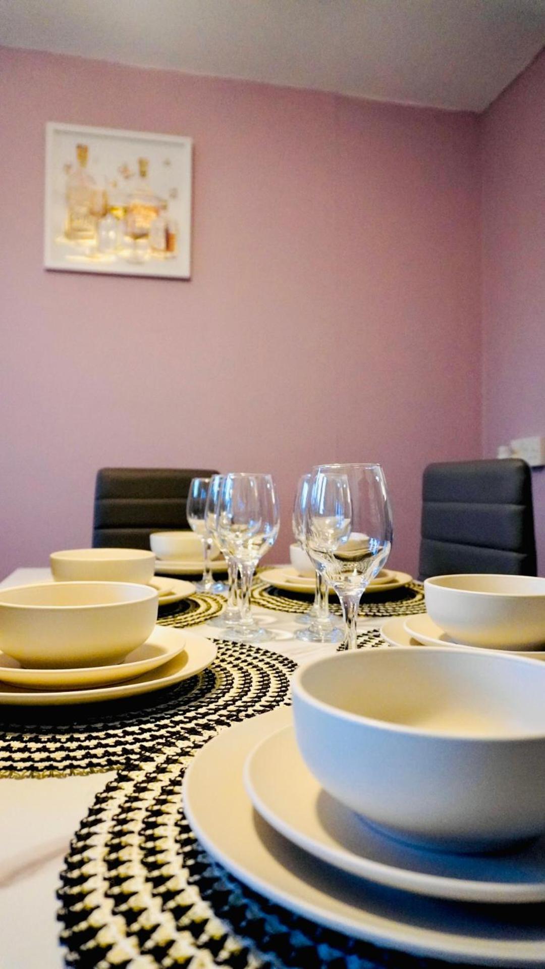 Holiday home Spacious & Comfy In West Midlands - Sleeps 8, Free Parking, Wifi, Netflix, Prime Location, Ideal For Contractors, Business, Groups, Travellers, Families And Relocators Coventry