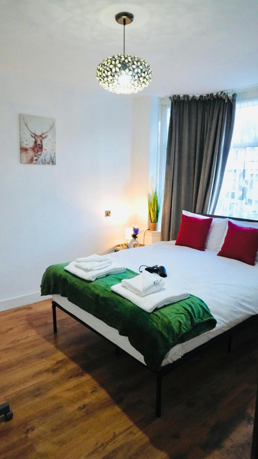 Holiday home Spacious & Comfy In West Midlands - Sleeps 8, Free Parking, Wifi, Netflix, Prime Location, Ideal For Contractors, Business, Groups, Travellers, Families And Relocators