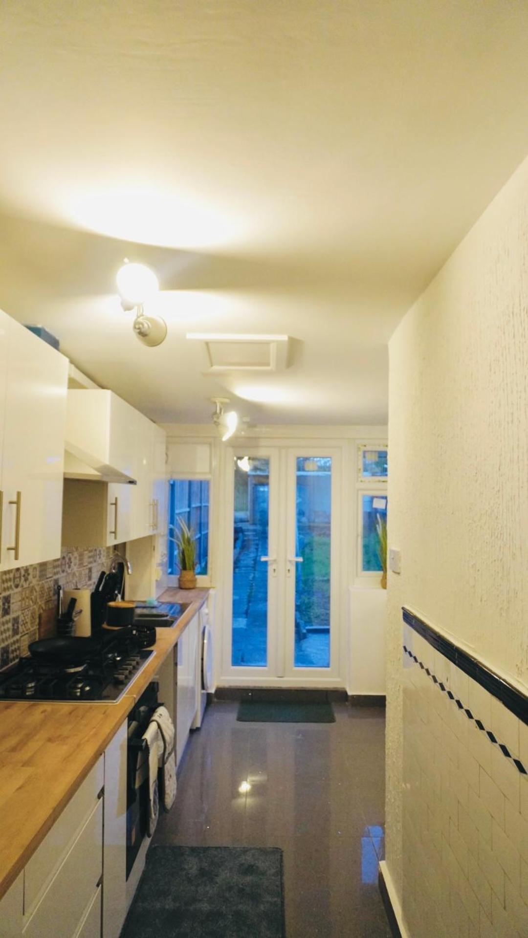 Spacious & Comfy In West Midlands - Sleeps 8, Free Parking, Wifi, Netflix, Prime Location, Ideal For Contractors, Business, Groups, Travellers, Families And Relocators Holiday home