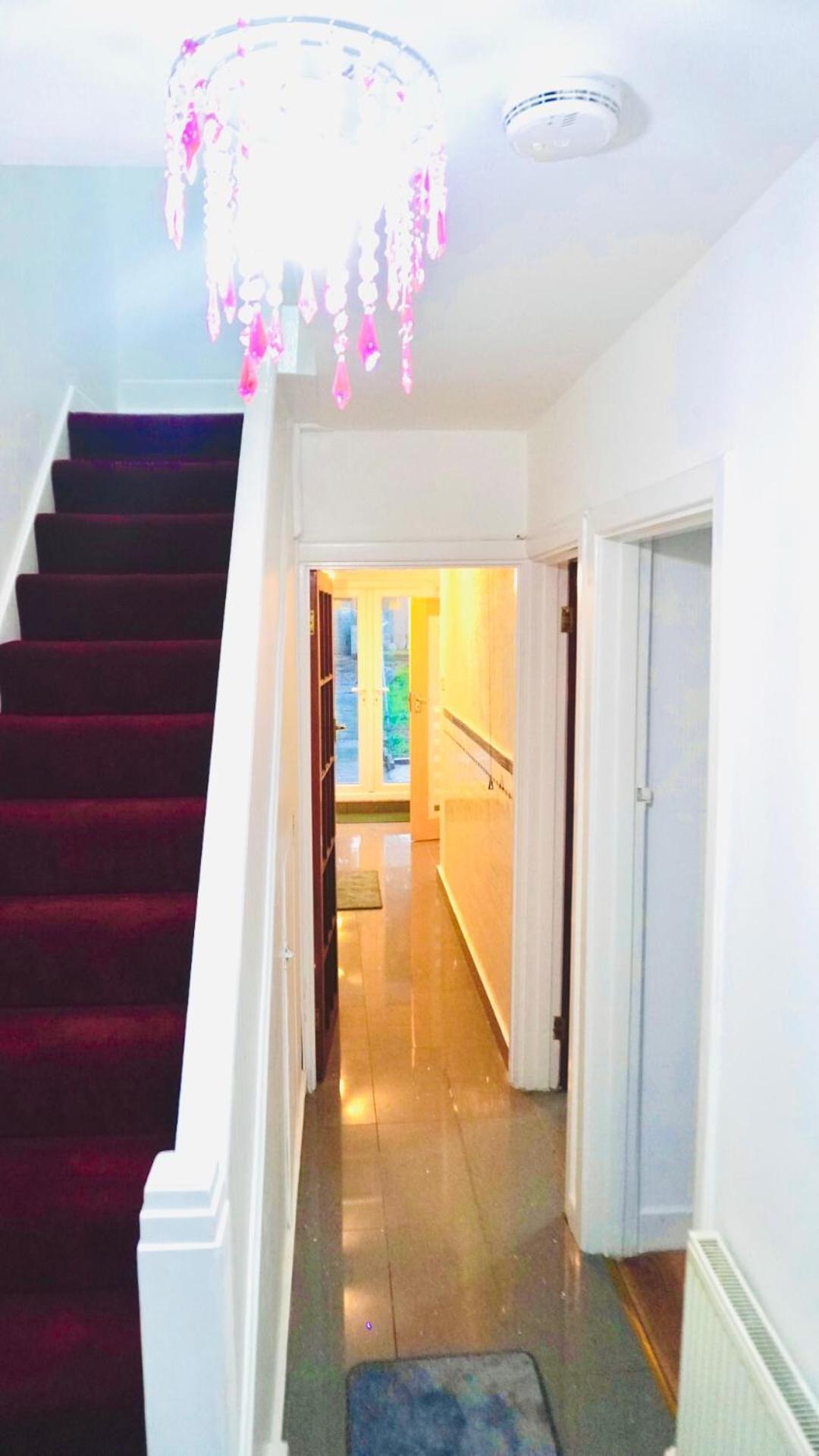 Holiday home Spacious & Comfy In West Midlands - Sleeps 8, Free Parking, Wifi, Netflix, Prime Location, Ideal For Contractors, Business, Groups, Travellers, Families And Relocators Coventry