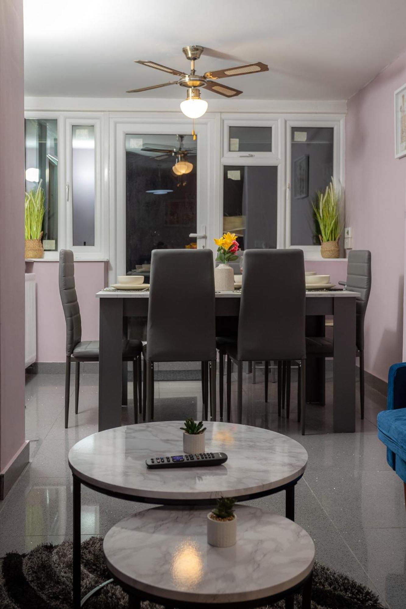 Spacious & Comfy In West Midlands - Sleeps 8, Free Parking, Wifi, Netflix, Prime Location, Ideal For Contractors, Business, Groups, Travellers, Families And Relocators *