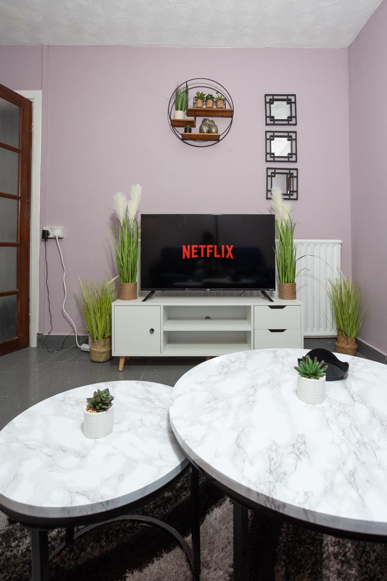 Spacious & Comfy In West Midlands - Sleeps 8, Free Parking, Wifi, Netflix, Prime Location, Ideal For Contractors, Business, Groups, Travellers, Families And Relocators Coventry
