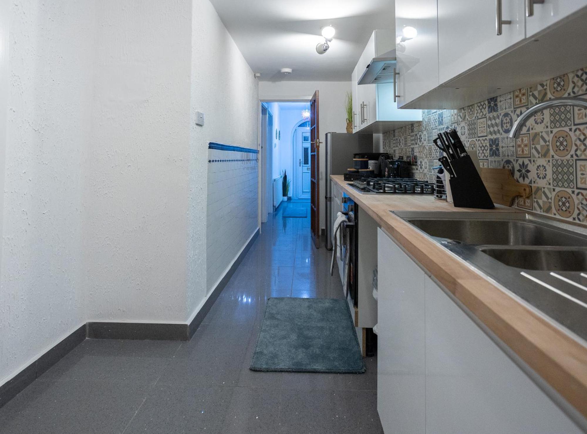 Spacious & Comfy In West Midlands - Sleeps 8, Free Parking, Wifi, Netflix, Prime Location, Ideal For Contractors, Business, Groups, Travellers, Families And Relocators * Coventry