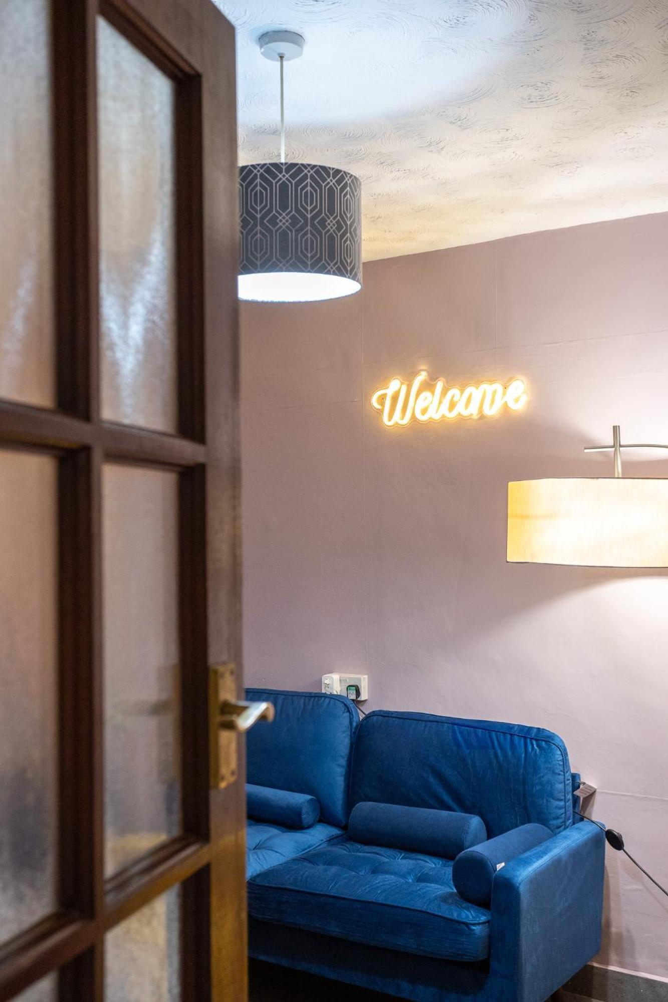 Spacious & Comfy In West Midlands - Sleeps 8, Free Parking, Wifi, Netflix, Prime Location, Ideal For Contractors, Business, Groups, Travellers, Families And Relocators