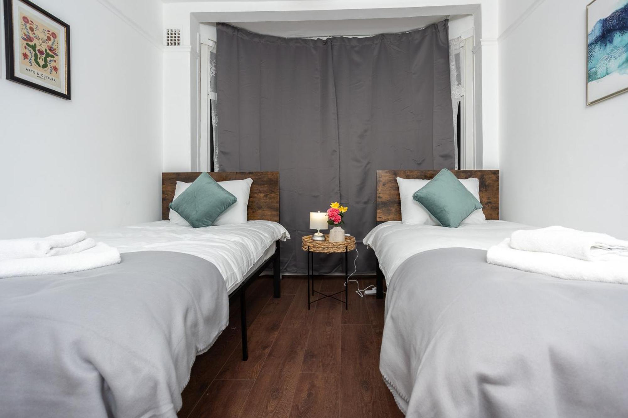 Spacious & Comfy In West Midlands - Sleeps 8, Free Parking, Wifi, Netflix, Prime Location, Ideal For Contractors, Business, Groups, Travellers, Families And Relocators Holiday home