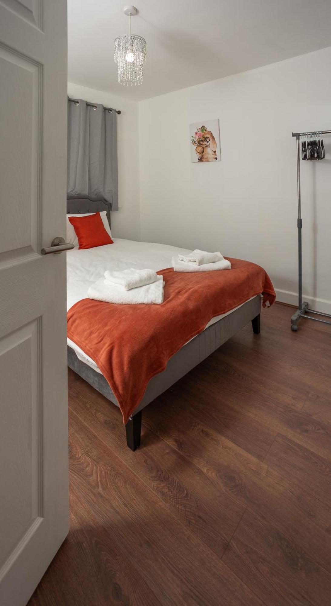 Spacious & Comfy In West Midlands - Sleeps 8, Free Parking, Wifi, Netflix, Prime Location, Ideal For Contractors, Business, Groups, Travellers, Families And Relocators Holiday home *