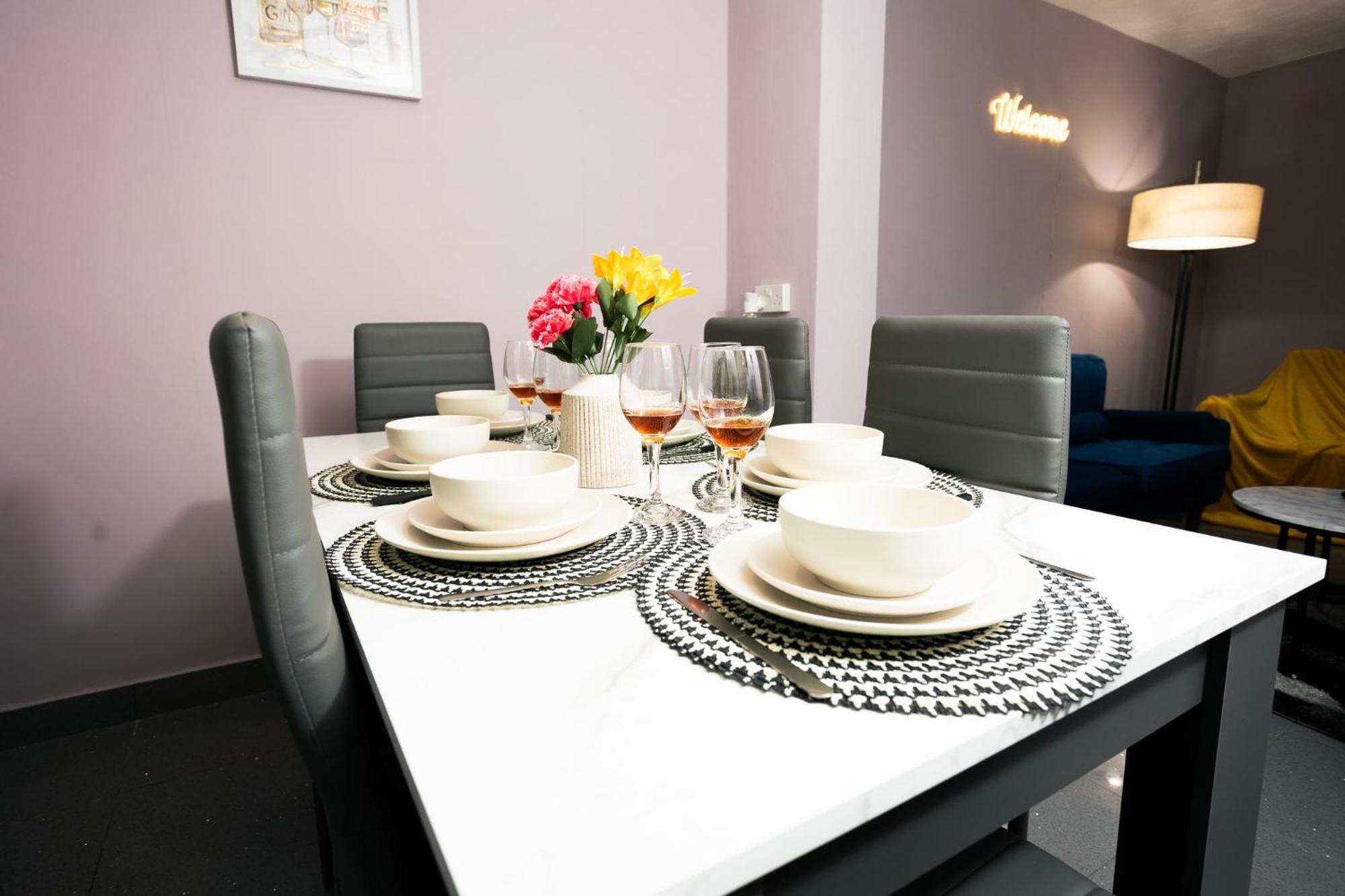 Spacious & Comfy In West Midlands - Sleeps 8, Free Parking, Wifi, Netflix, Prime Location, Ideal For Contractors, Business, Groups, Travellers, Families And Relocators Holiday home Coventry