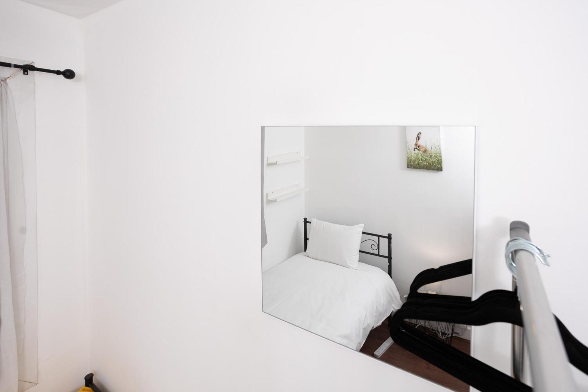 Spacious & Comfy In West Midlands - Sleeps 8, Free Parking, Wifi, Netflix, Prime Location, Ideal For Contractors, Business, Groups, Travellers, Families And Relocators *