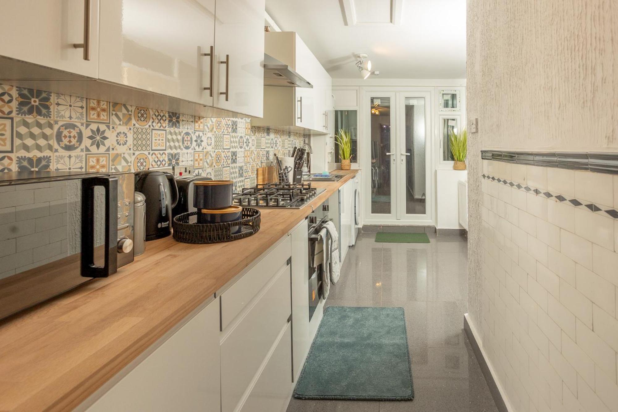 Spacious & Comfy In West Midlands - Sleeps 8, Free Parking, Wifi, Netflix, Prime Location, Ideal For Contractors, Business, Groups, Travellers, Families And Relocators