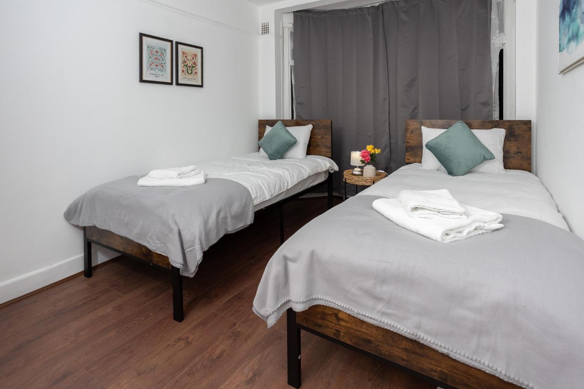 Spacious & Comfy In West Midlands - Sleeps 8, Free Parking, Wifi, Netflix, Prime Location, Ideal For Contractors, Business, Groups, Travellers, Families And Relocators Holiday home