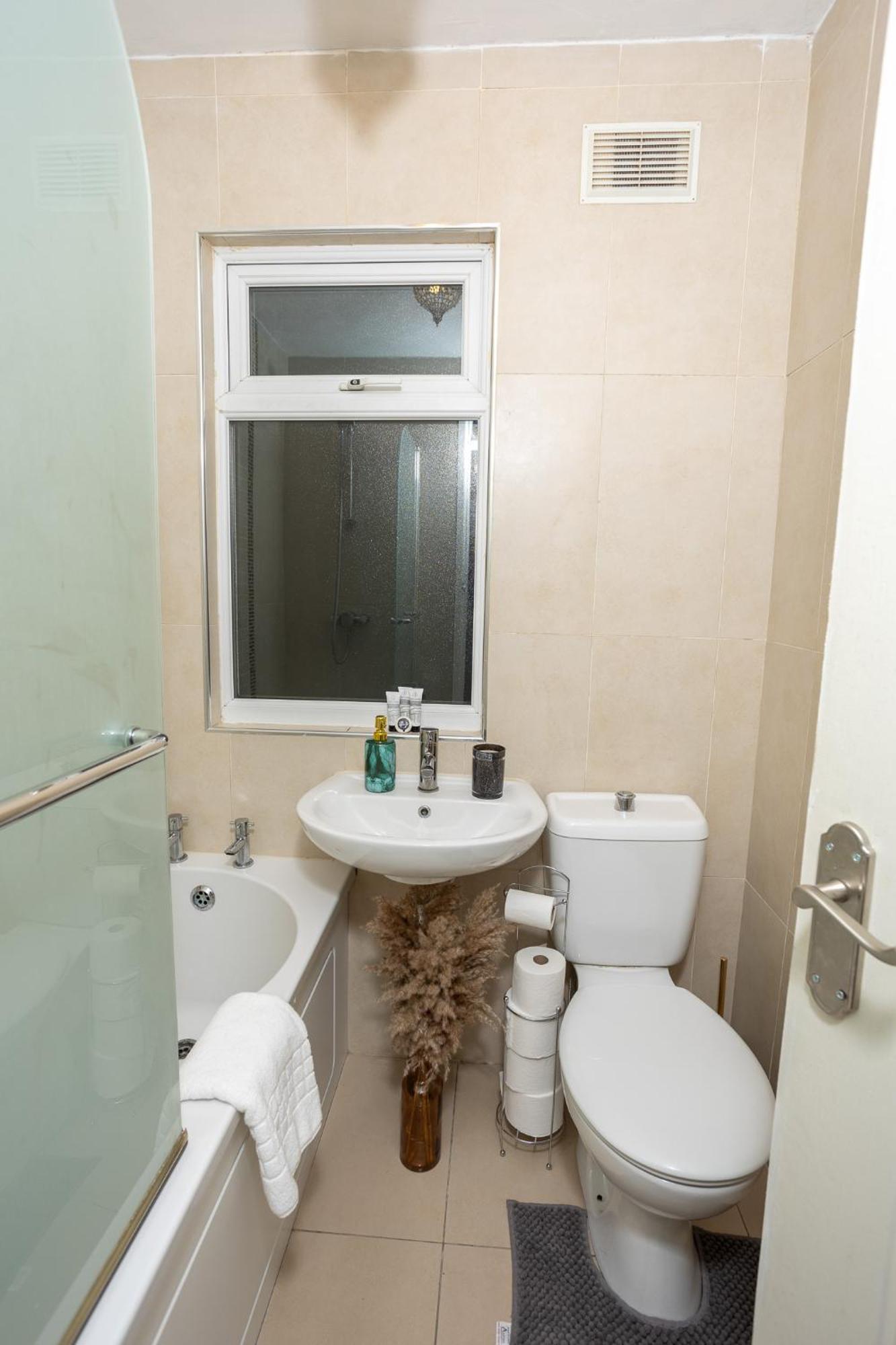 Holiday home Spacious & Comfy In West Midlands - Sleeps 8, Free Parking, Wifi, Netflix, Prime Location, Ideal For Contractors, Business, Groups, Travellers, Families And Relocators