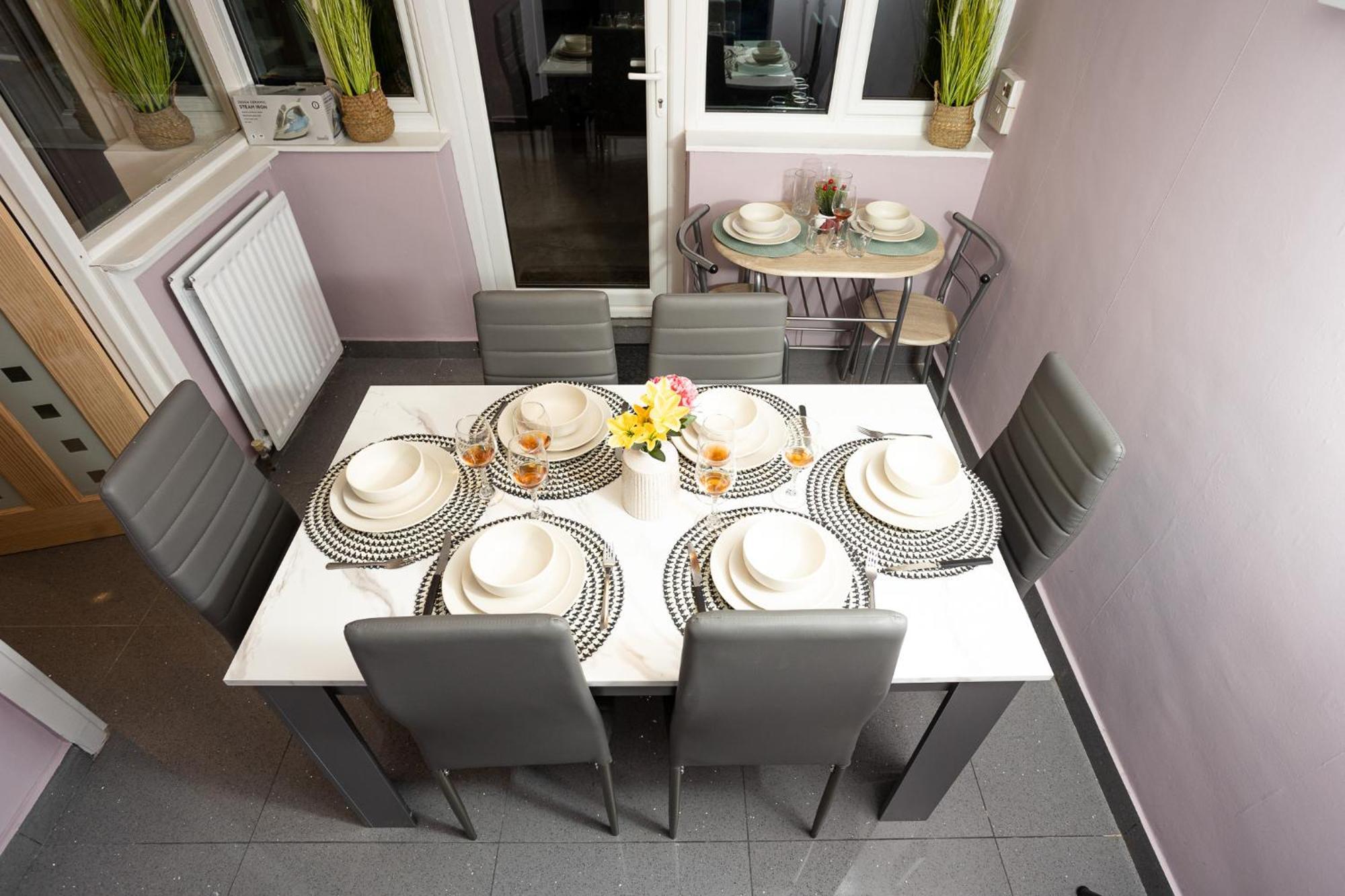 Spacious & Comfy In West Midlands - Sleeps 8, Free Parking, Wifi, Netflix, Prime Location, Ideal For Contractors, Business, Groups, Travellers, Families And Relocators Holiday home Coventry