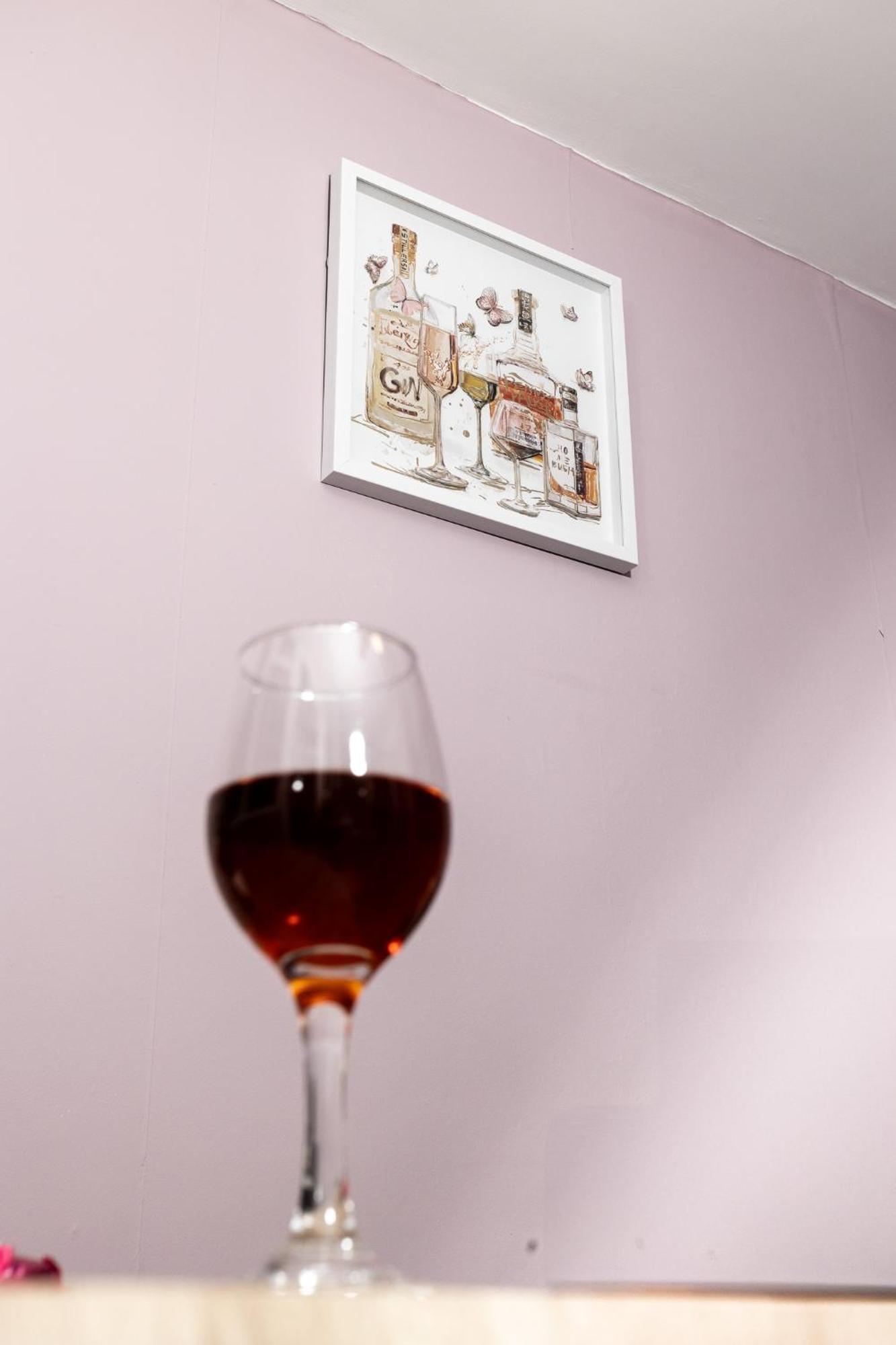 Spacious & Comfy In West Midlands - Sleeps 8, Free Parking, Wifi, Netflix, Prime Location, Ideal For Contractors, Business, Groups, Travellers, Families And Relocators
