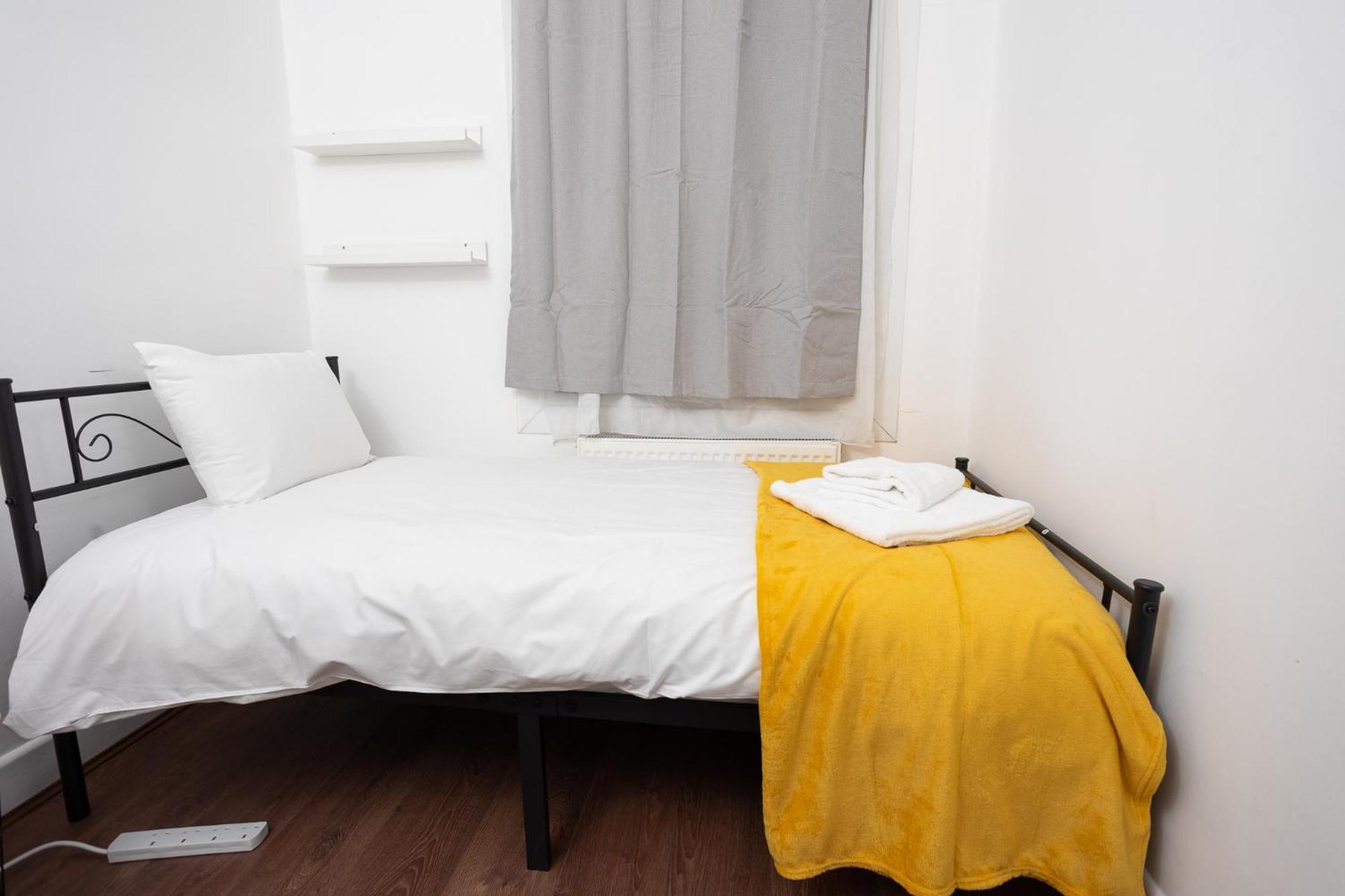 Spacious & Comfy In West Midlands - Sleeps 8, Free Parking, Wifi, Netflix, Prime Location, Ideal For Contractors, Business, Groups, Travellers, Families And Relocators Holiday home