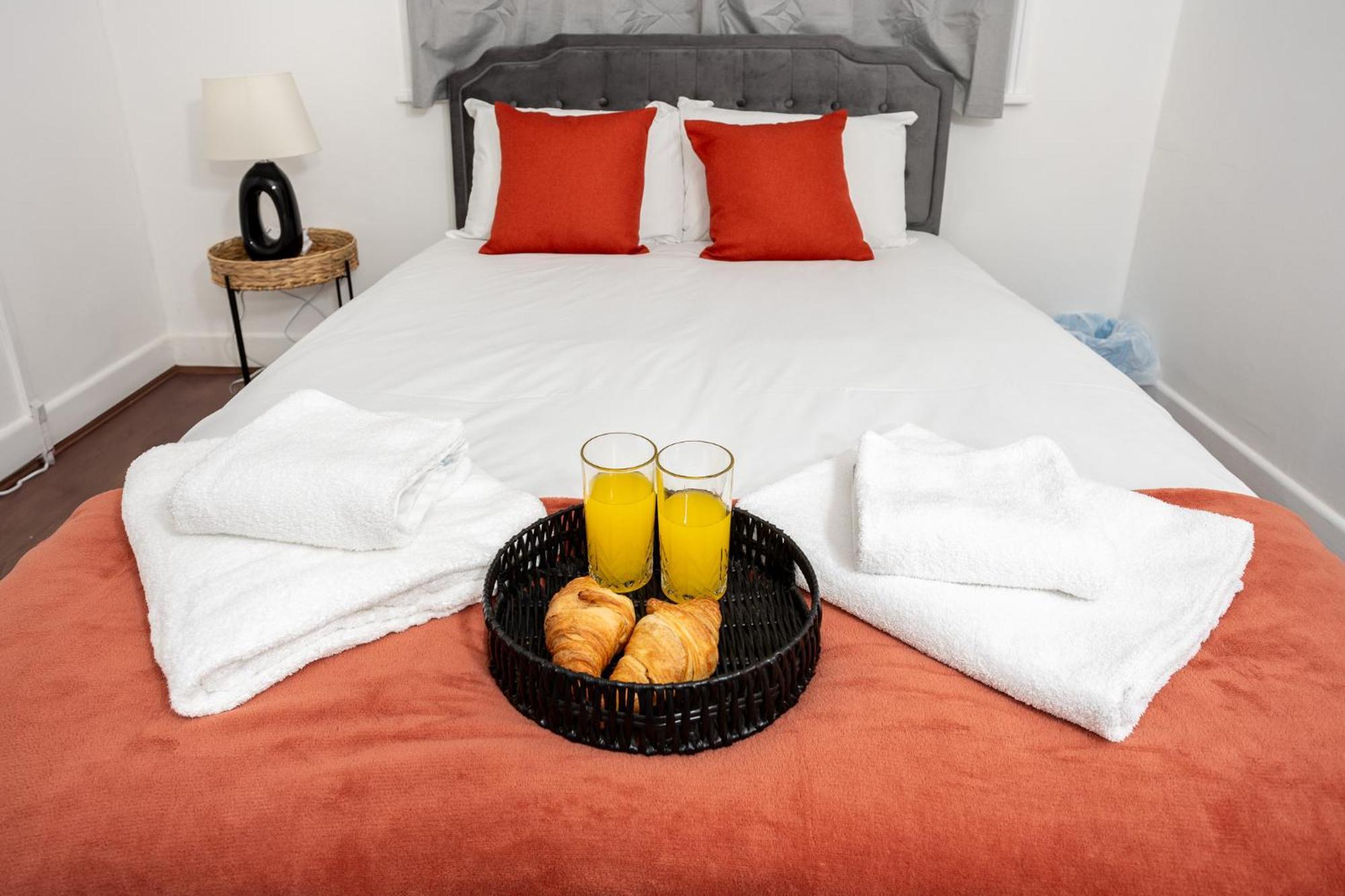 Holiday home Spacious & Comfy In West Midlands - Sleeps 8, Free Parking, Wifi, Netflix, Prime Location, Ideal For Contractors, Business, Groups, Travellers, Families And Relocators
