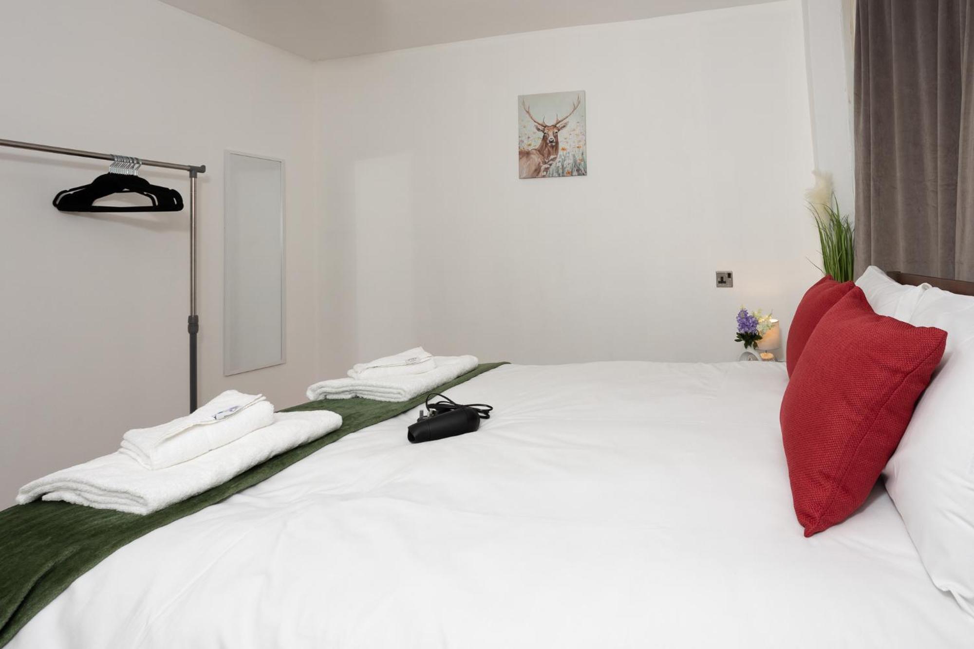 Spacious & Comfy In West Midlands - Sleeps 8, Free Parking, Wifi, Netflix, Prime Location, Ideal For Contractors, Business, Groups, Travellers, Families And Relocators * Coventry