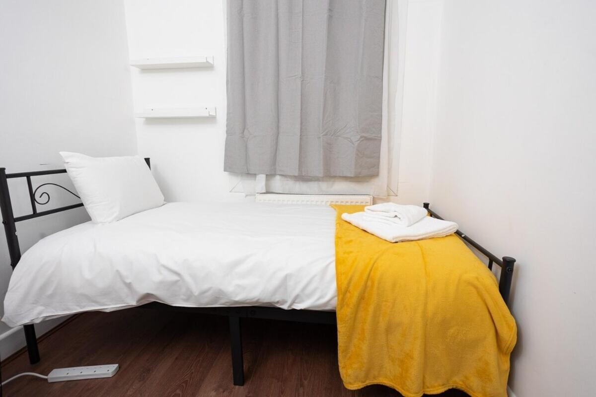 Spacious & Comfy In West Midlands - Sleeps 8, Free Parking, Wifi, Netflix, Prime Location, Ideal For Contractors, Business, Groups, Travellers, Families And Relocators Coventry