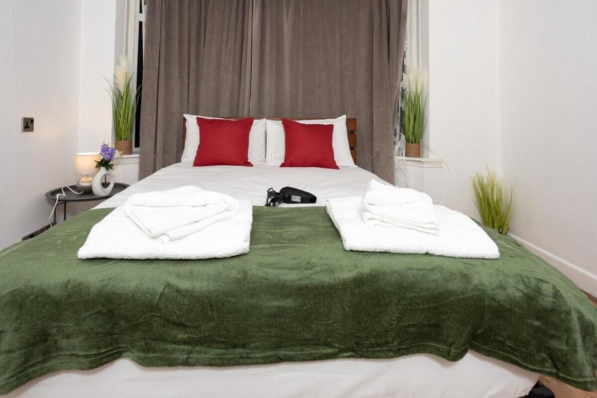 Spacious & Comfy In West Midlands - Sleeps 8, Free Parking, Wifi, Netflix, Prime Location, Ideal For Contractors, Business, Groups, Travellers, Families And Relocators Holiday home Coventry