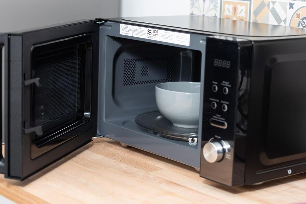 Spacious & Comfy In West Midlands - Sleeps 8, Free Parking, Wifi, Netflix, Prime Location, Ideal For Contractors, Business, Groups, Travellers, Families And Relocators *