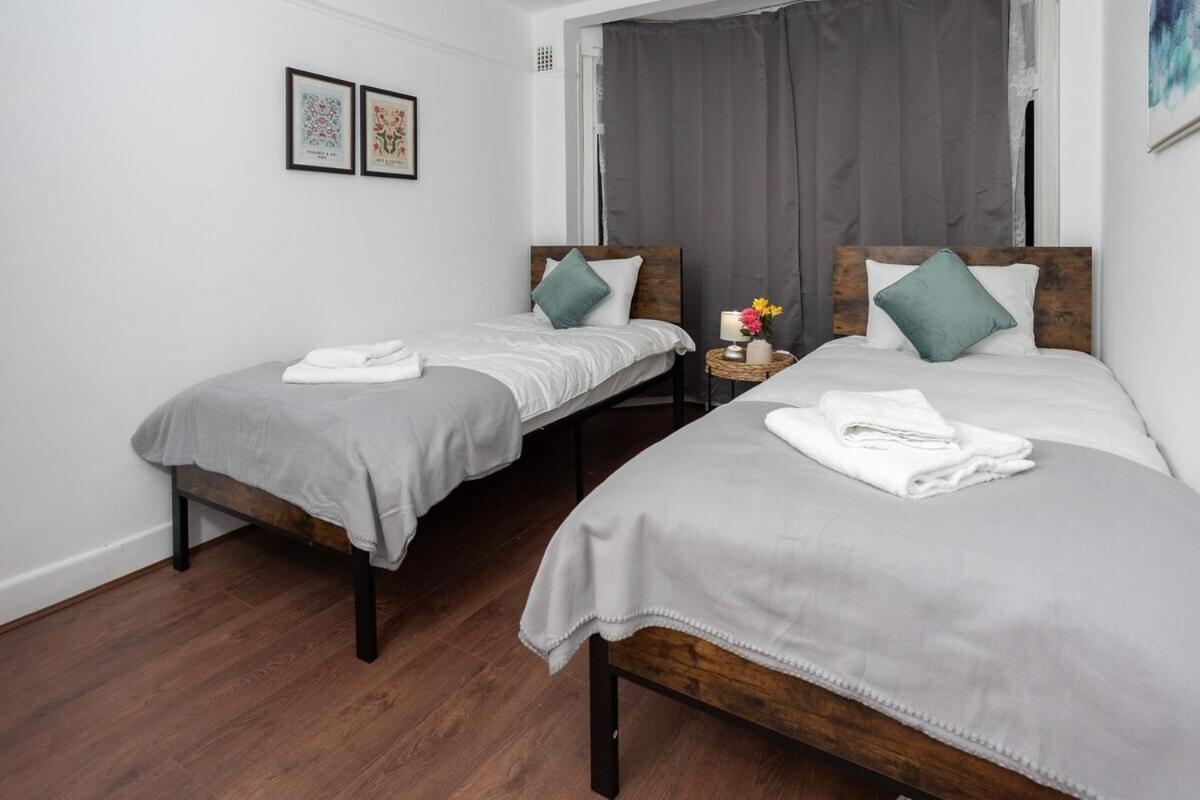 Holiday home Spacious & Comfy In West Midlands - Sleeps 8, Free Parking, Wifi, Netflix, Prime Location, Ideal For Contractors, Business, Groups, Travellers, Families And Relocators *