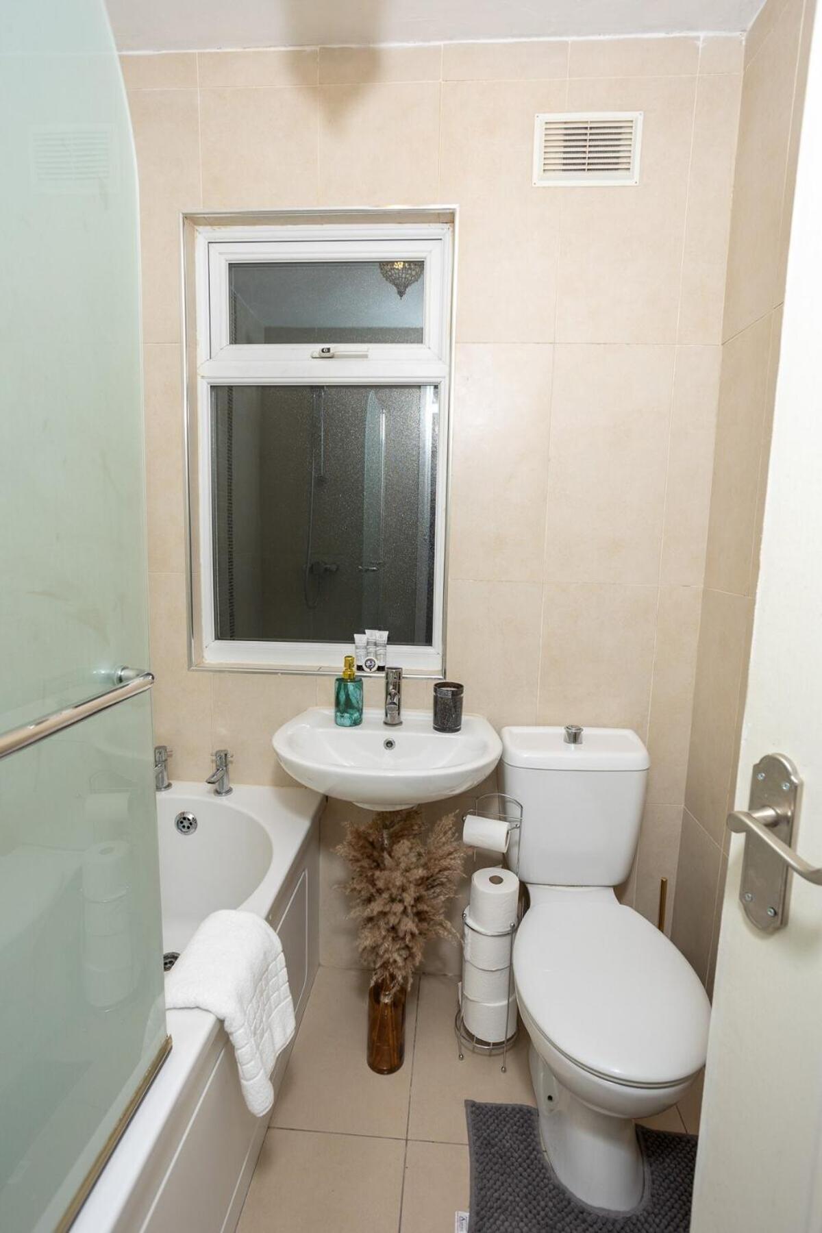 Spacious & Comfy In West Midlands - Sleeps 8, Free Parking, Wifi, Netflix, Prime Location, Ideal For Contractors, Business, Groups, Travellers, Families And Relocators Holiday home Coventry