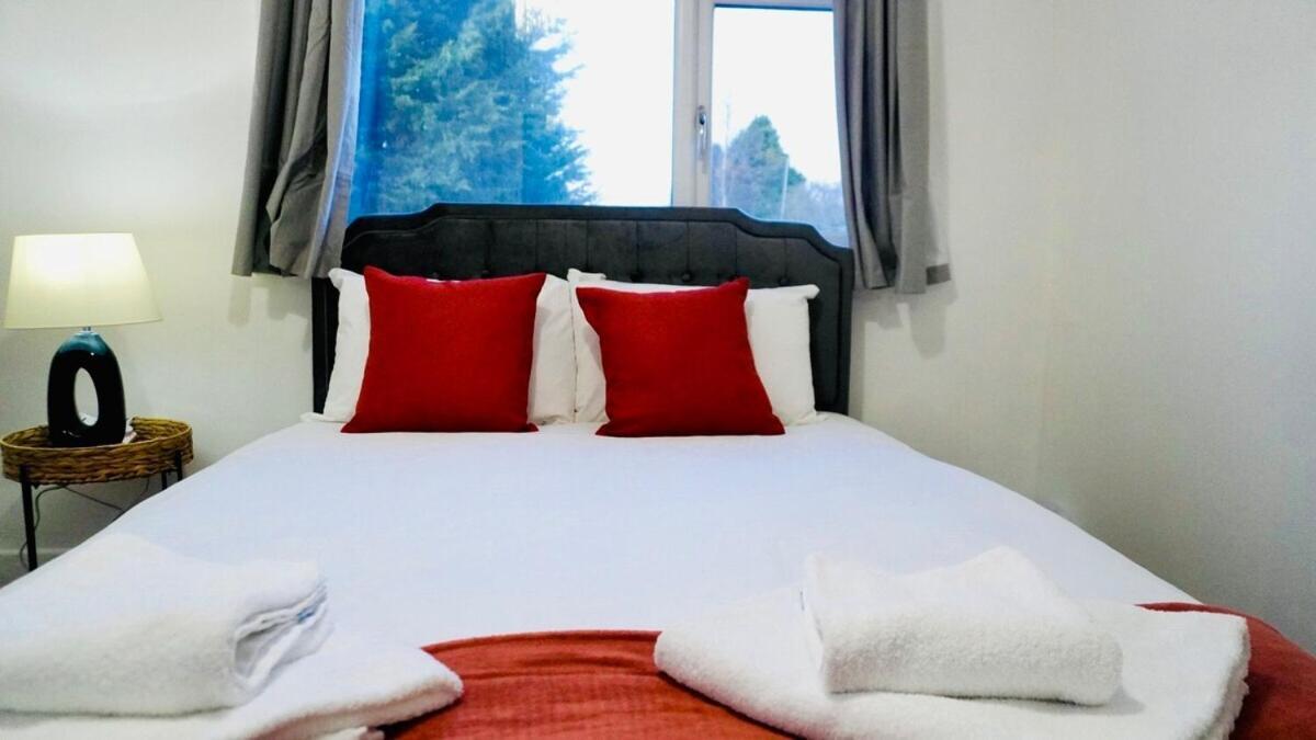 Spacious & Comfy In West Midlands - Sleeps 8, Free Parking, Wifi, Netflix, Prime Location, Ideal For Contractors, Business, Groups, Travellers, Families And Relocators *