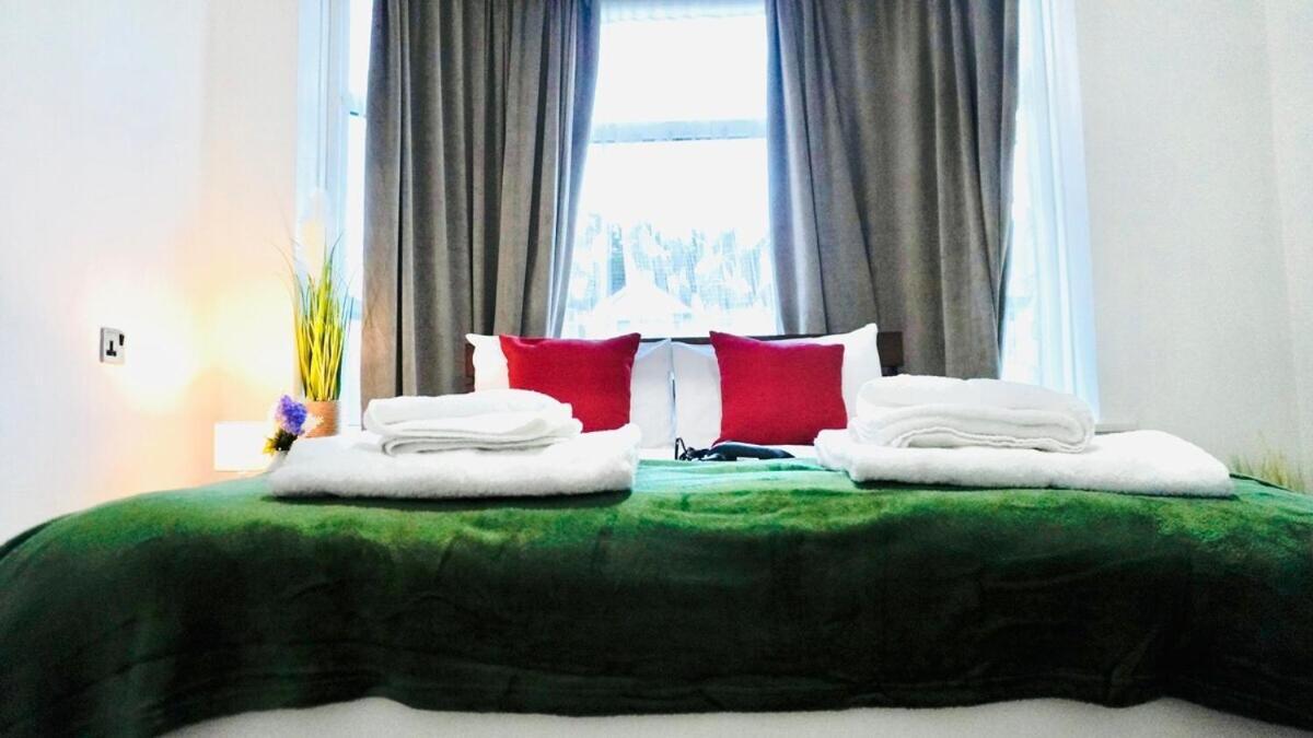 Spacious & Comfy In West Midlands - Sleeps 8, Free Parking, Wifi, Netflix, Prime Location, Ideal For Contractors, Business, Groups, Travellers, Families And Relocators * Coventry
