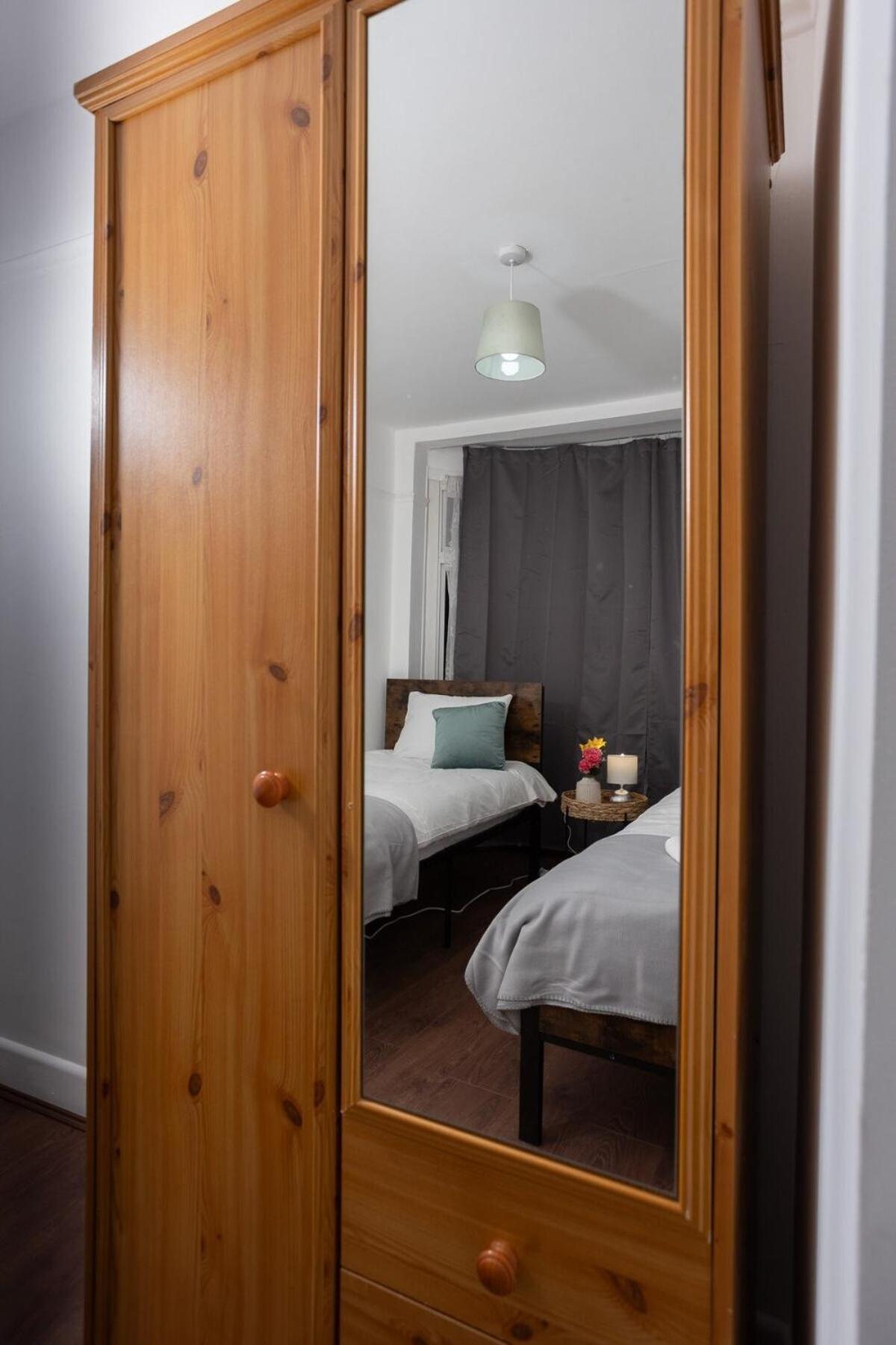 Spacious & Comfy In West Midlands - Sleeps 8, Free Parking, Wifi, Netflix, Prime Location, Ideal For Contractors, Business, Groups, Travellers, Families And Relocators Holiday home Coventry