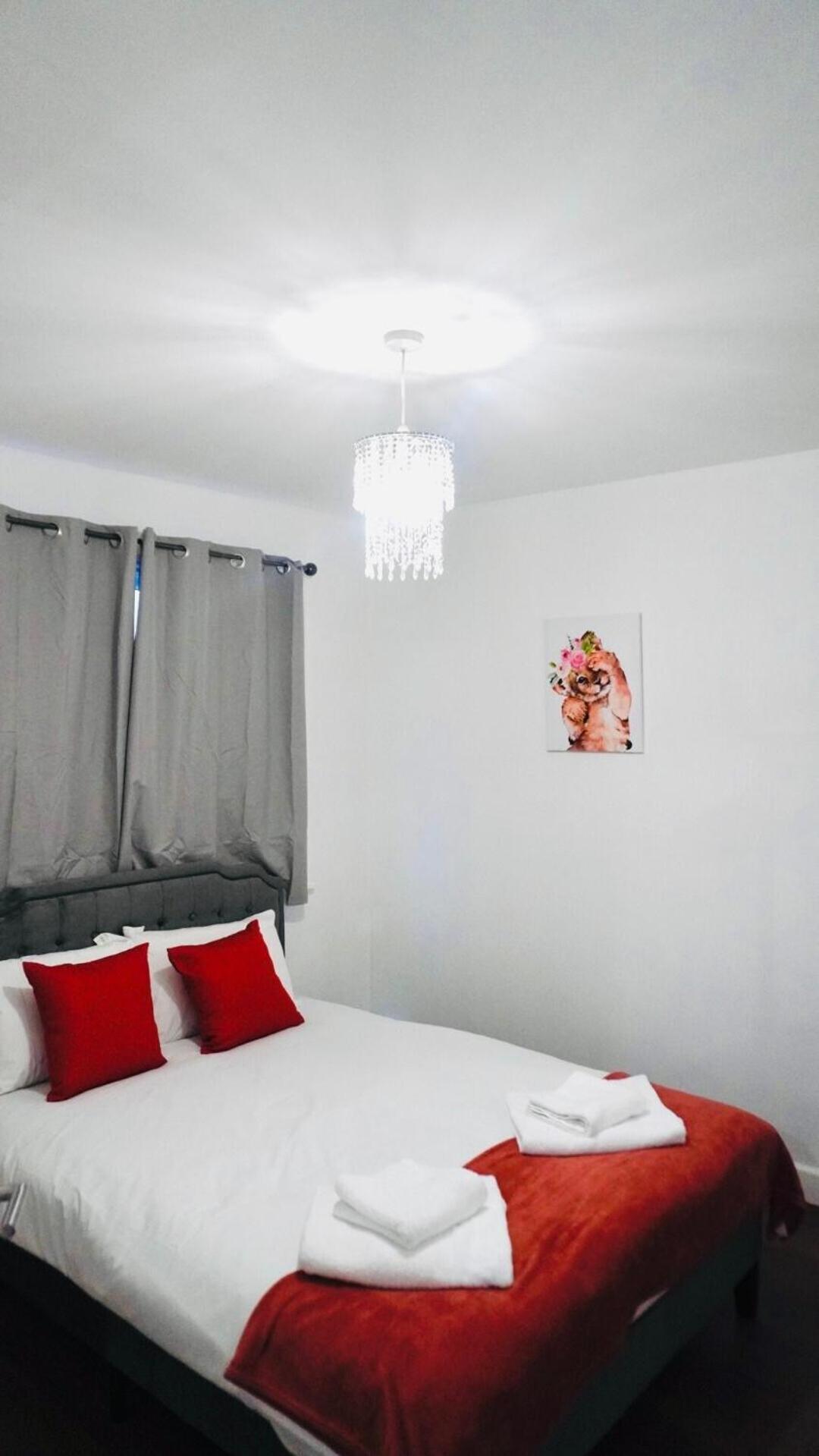 Spacious & Comfy In West Midlands - Sleeps 8, Free Parking, Wifi, Netflix, Prime Location, Ideal For Contractors, Business, Groups, Travellers, Families And Relocators *