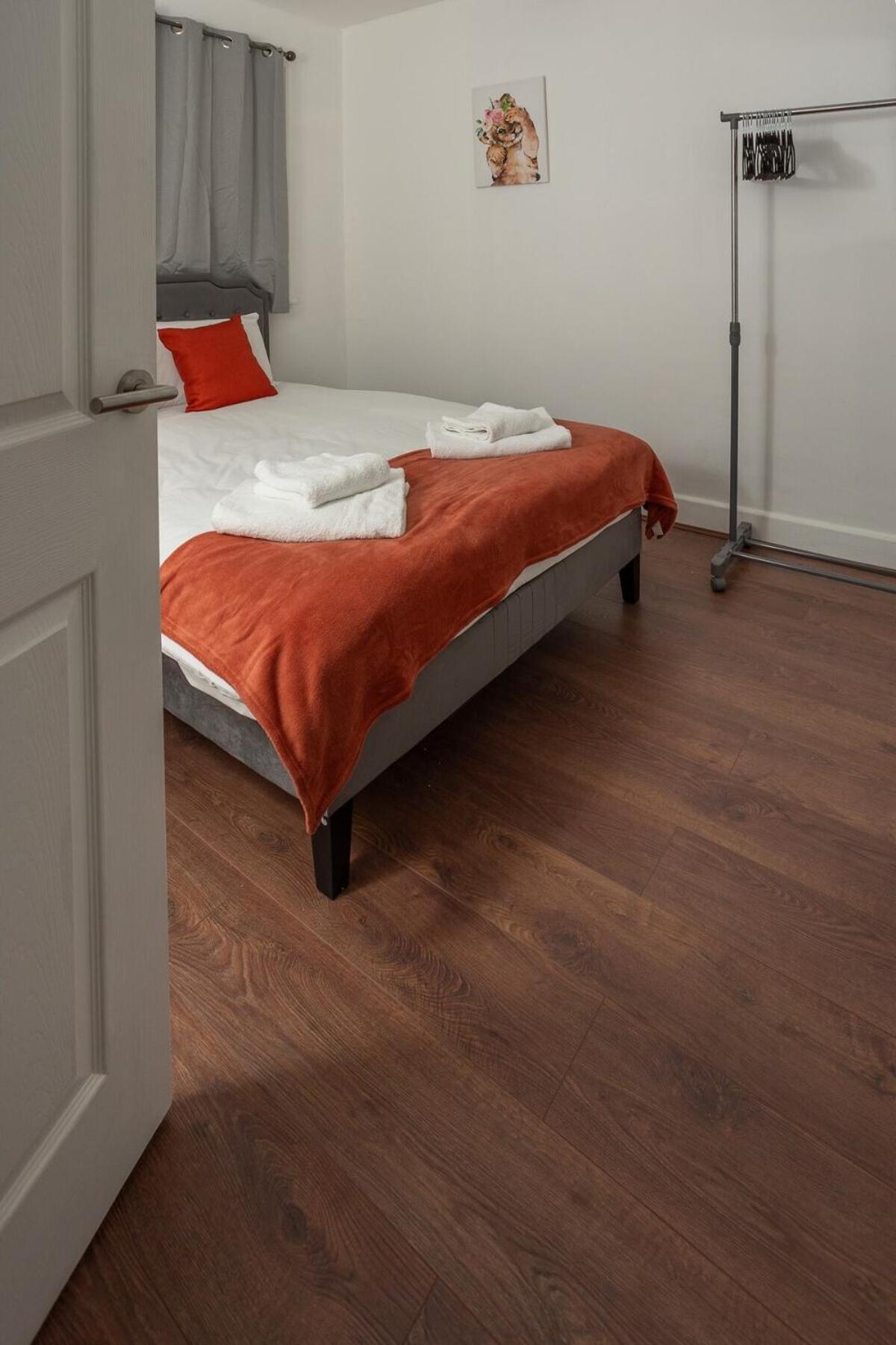 Spacious & Comfy In West Midlands - Sleeps 8, Free Parking, Wifi, Netflix, Prime Location, Ideal For Contractors, Business, Groups, Travellers, Families And Relocators Holiday home Coventry