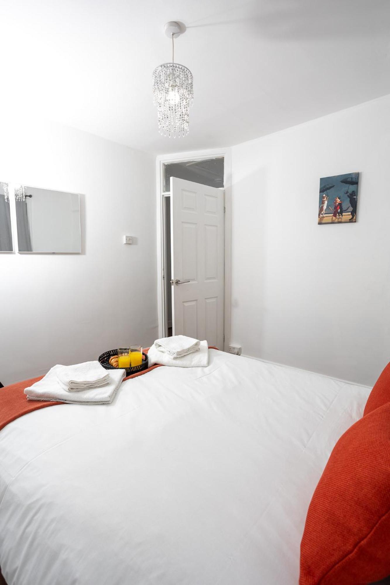 Spacious & Comfy In West Midlands - Sleeps 8, Free Parking, Wifi, Netflix, Prime Location, Ideal For Contractors, Business, Groups, Travellers, Families And Relocators Coventry