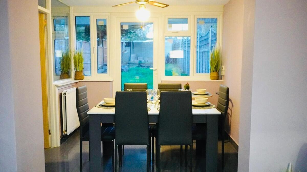 Spacious & Comfy In West Midlands - Sleeps 8, Free Parking, Wifi, Netflix, Prime Location, Ideal For Contractors, Business, Groups, Travellers, Families And Relocators Holiday home Coventry