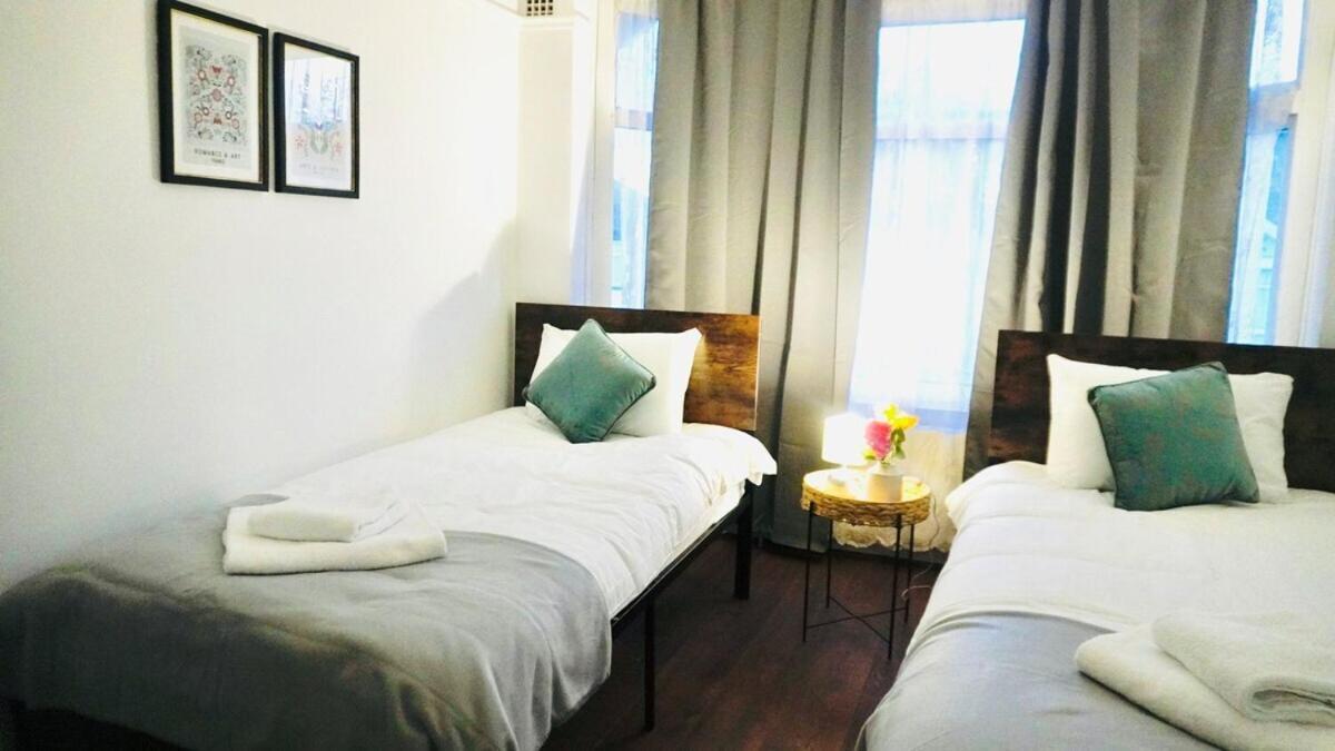 Spacious & Comfy In West Midlands - Sleeps 8, Free Parking, Wifi, Netflix, Prime Location, Ideal For Contractors, Business, Groups, Travellers, Families And Relocators Coventry